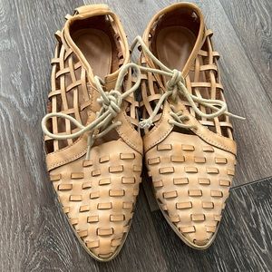Woven gimlet flats